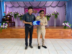 ตัวแทนครูมอบของที่ระลึกแสดงความยินดีกับครูกิตติ