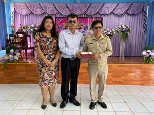 ตัวแทนรุ่นพี่ศิษย์เก่ามอบของที่ระลึกแสดงความยินดี