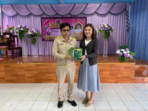 ตัวแทนสมาคมศิษย์เก่าฯมอบของที่ระลึกแสดงความยินดี