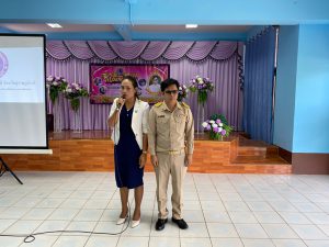 ตัวแทนครูกล่าวส่งมอบครูกิตติ