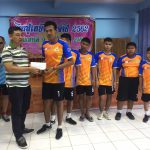 มอบรางวัลให้กับนักกีฬาทีมผู้ชนะ