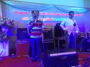ครูสมนึกขึ้นร่วมร้องเพลง