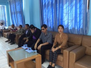 ภาพถ่ายร่วมกันระหว่างผู้อำนวยการโรงเรียนสอนคนตาบอดภาคใต้และศิษย์เก่าฯ