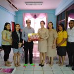มอบของขวัญปีใหม่ให้กับผู้อำนวยการโรงเรียน