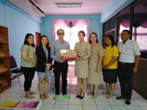 มอบของขวัญปีใหม่ให้กับผู้อำนวยการโรงเรียน
