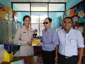 มอบของขวัญปีใหม่ให้กับครู